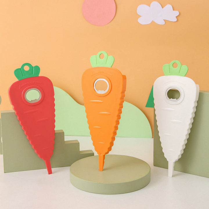 "Orange morotsformad multifunktionell flasköppnare i kök, ABS plast, robust och lekfull design för alla lockstorlekar."