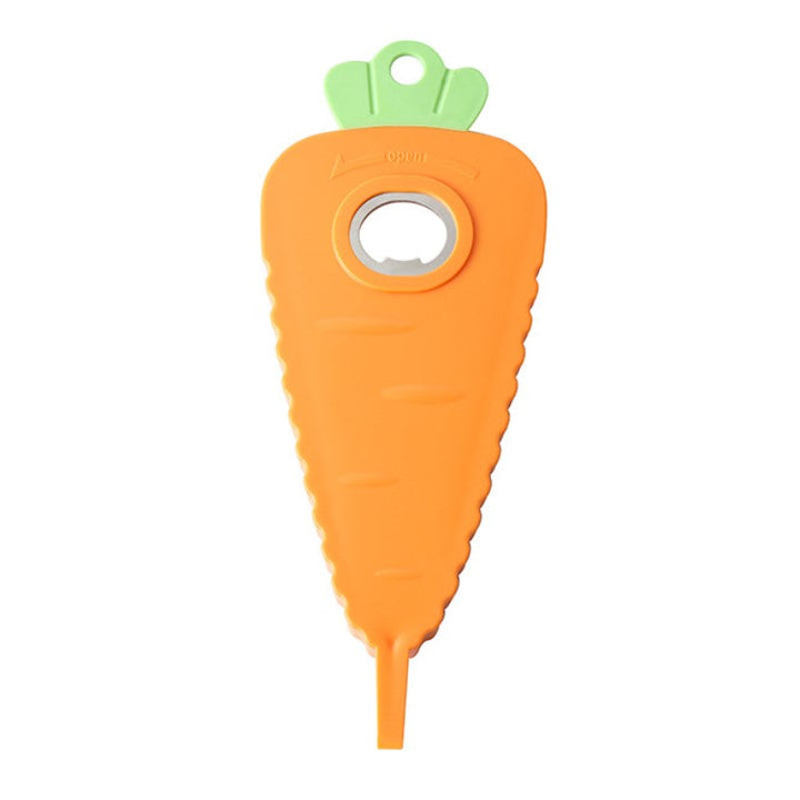 "Orange morotsformad multifunktionell flasköppnare i kök, ABS plast, robust och lekfull design för alla lockstorlekar."