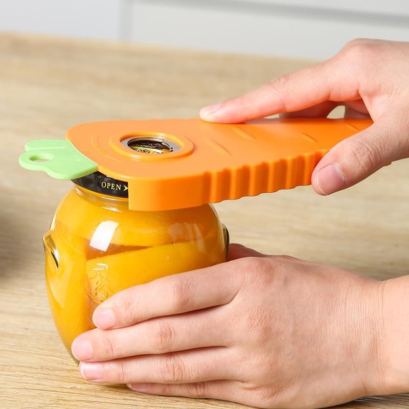 "Orange morotsformad multifunktionell flasköppnare i kök, ABS plast, robust och lekfull design för alla lockstorlekar."