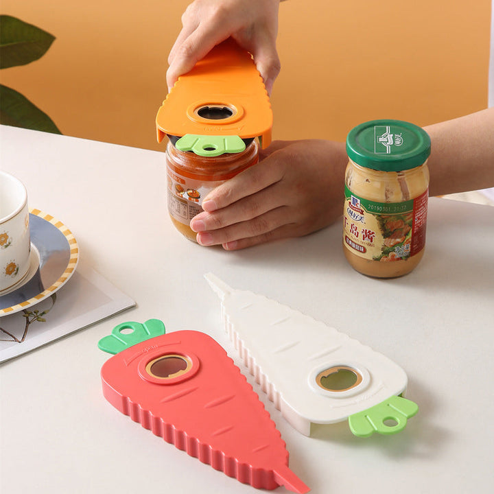 "Orange morotsformad multifunktionell flasköppnare i kök, ABS plast, robust och lekfull design för alla lockstorlekar."