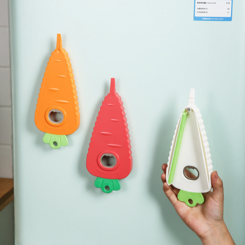 "Orange morotsformad multifunktionell flasköppnare i kök, ABS plast, robust och lekfull design för alla lockstorlekar."