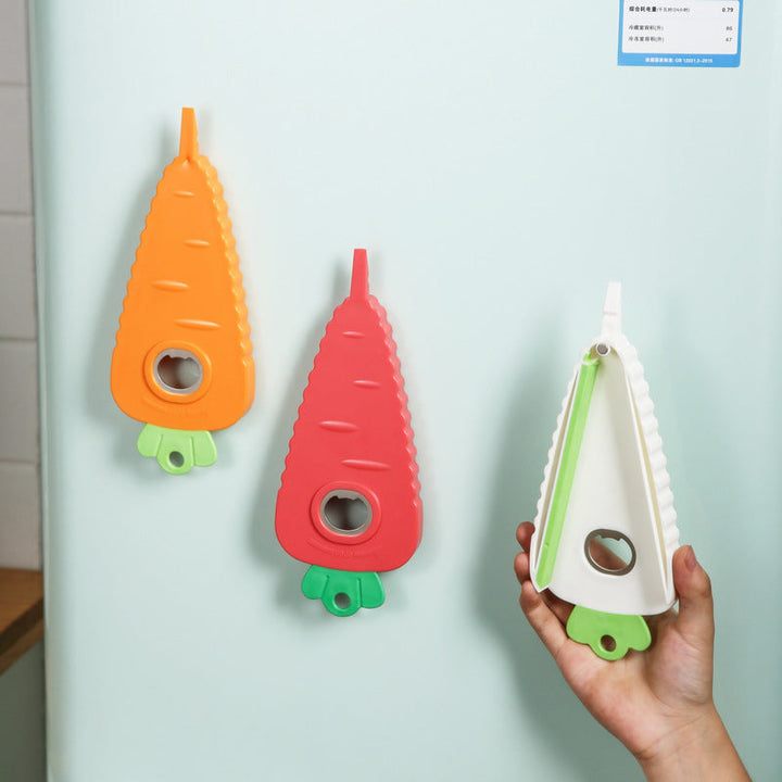 "Orange morotsformad multifunktionell flasköppnare i kök, ABS plast, robust och lekfull design för alla lockstorlekar."
