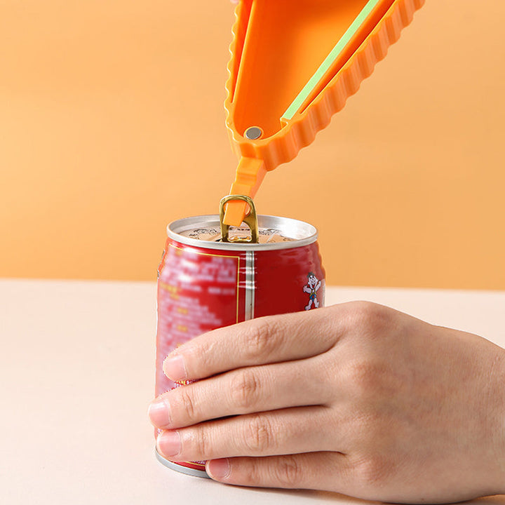 "Orange morotsformad multifunktionell flasköppnare i kök, ABS plast, robust och lekfull design för alla lockstorlekar."