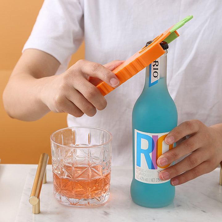 "Orange morotsformad multifunktionell flasköppnare i kök, ABS plast, robust och lekfull design för alla lockstorlekar."
