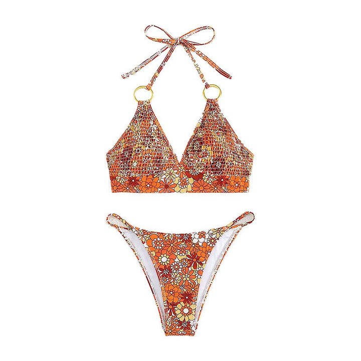 Orange triangel bikini topp med eleganta smyckedetaljer och justerbara axelband. Perfekt för strandmode.