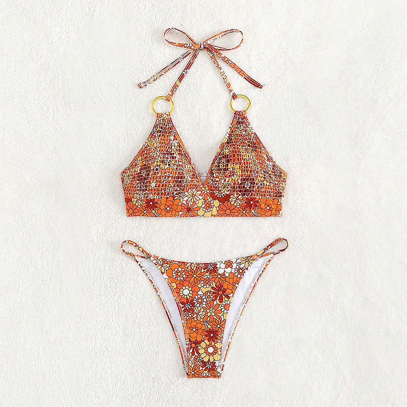 Trendig orange triangel bikini med guldiga smyckedetaljer, justerbara band. Stilrena badkläder för sommaren.
