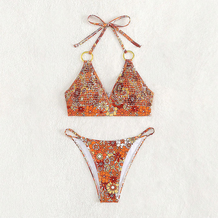 Trendig orange triangel bikini med guldiga smyckedetaljer, justerbara band. Stilrena badkläder för sommaren.