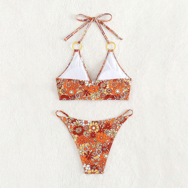 Bekväm orange triangel-bikini topp med justerbara axelband och dekorativa ringdetaljer. Sommarstil.