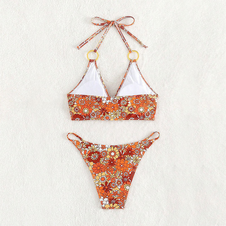 Bekväm orange triangel-bikini topp med justerbara axelband och dekorativa ringdetaljer. Sommarstil.