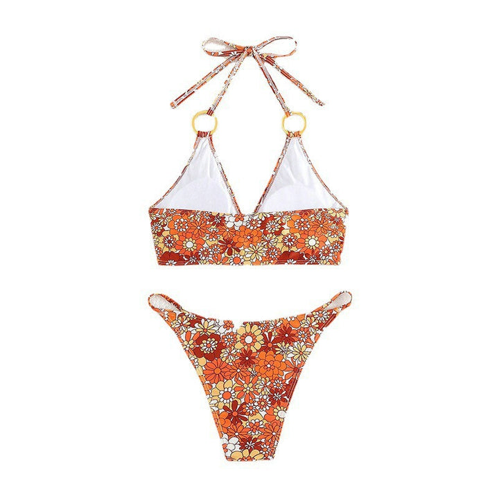 Klassisk triangel bikini-topp för dam i orange. Med smyckedetaljer och justerbara band för perfekt strandlook.