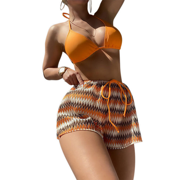 Sommarredo damtriangelbikini med hög midja, orange färg och zigzagmönster. Idealiska badkläder för soliga dagar på stranden.