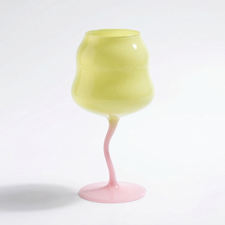 Oregelbundet vinglas 473 ml för elegant njutning. Unikt designat dryckesglas för dukning.