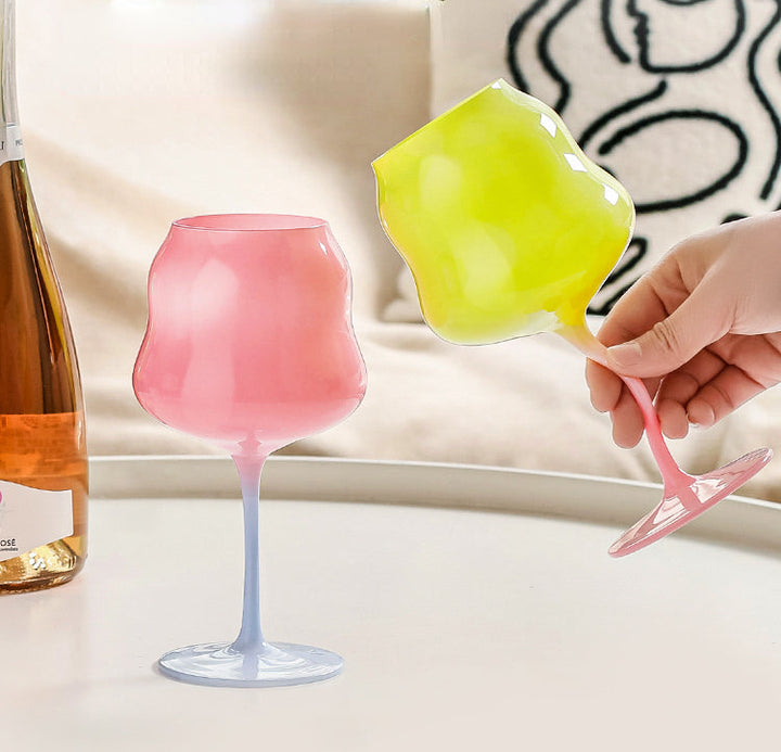 Elegant vinglas, 473 ml, med unik form för festlig dukning. Ett exklusivt dryckesglas.