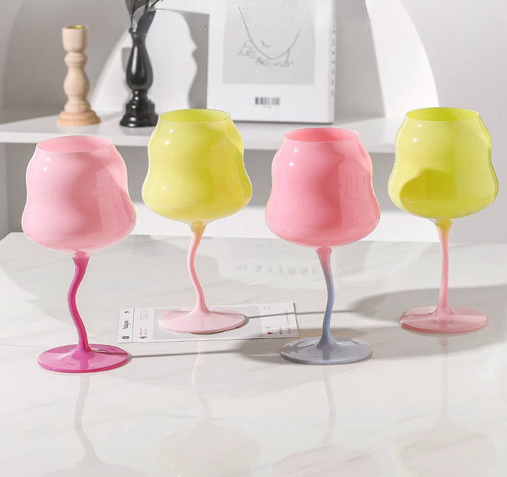 Presenttips: Oregelbundet vinglas 473 ml. Unikt designat glas för elegant dryckesnjutning.
