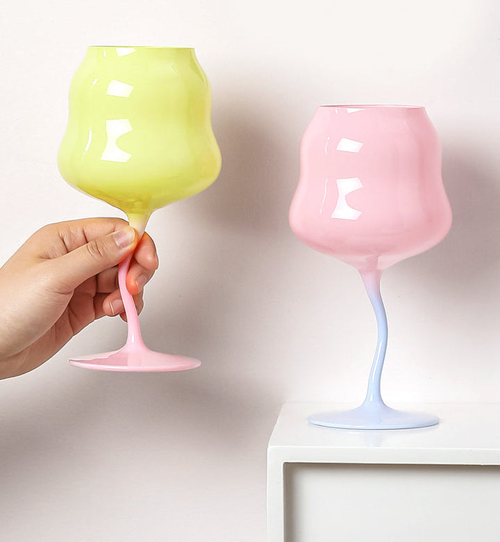 Modernt 473 ml vinglas med oregelbunden design. Perfekt glas för kök och hemmabar.