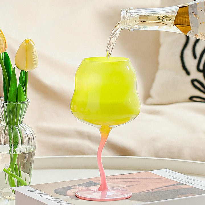 Handblåst liknande oregelbundet vinglas 473 ml. Elegant designglas för den stilmedvetne.
