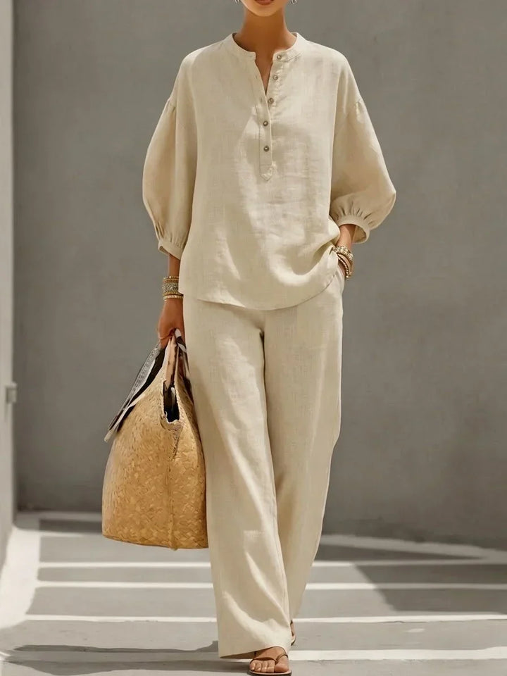 Elegant tvådelat set för dam i avslappnad stil med blus och matchande byxor