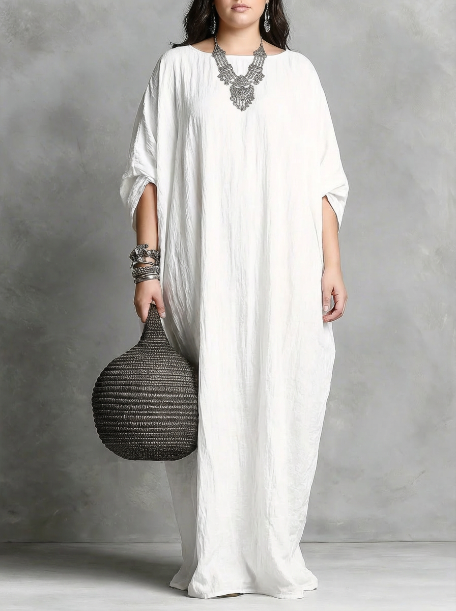 Kvinna i vit Olwen oversized maxiklänning med elegant silhuett