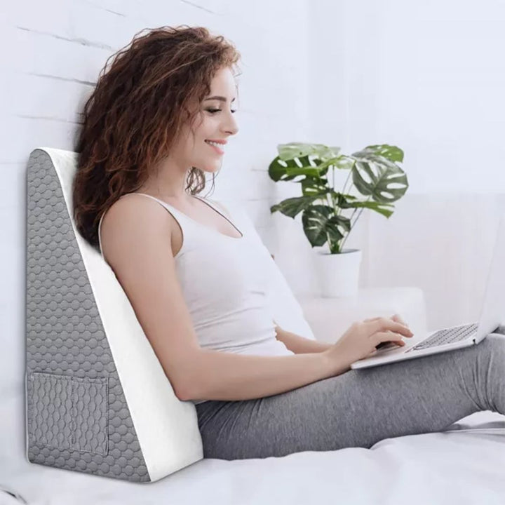 Bekväm kilkudde i memoryskum för rygg & nackstöd, perfekt mot snarkning och reflux. Förbättrar sömnen.