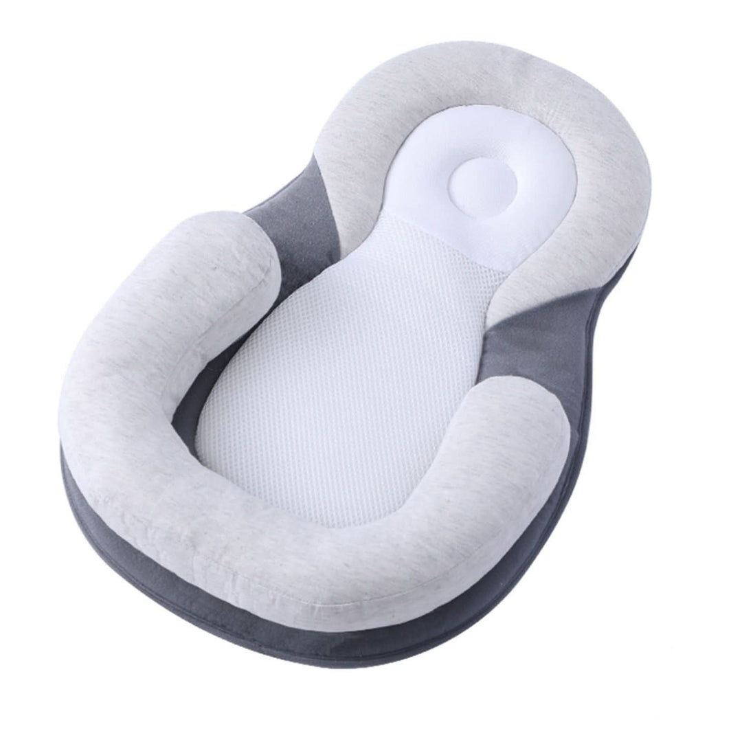 Grå och vit ortopedisk spädbarnskudde med ergonomisk design och ventilerande nättyg