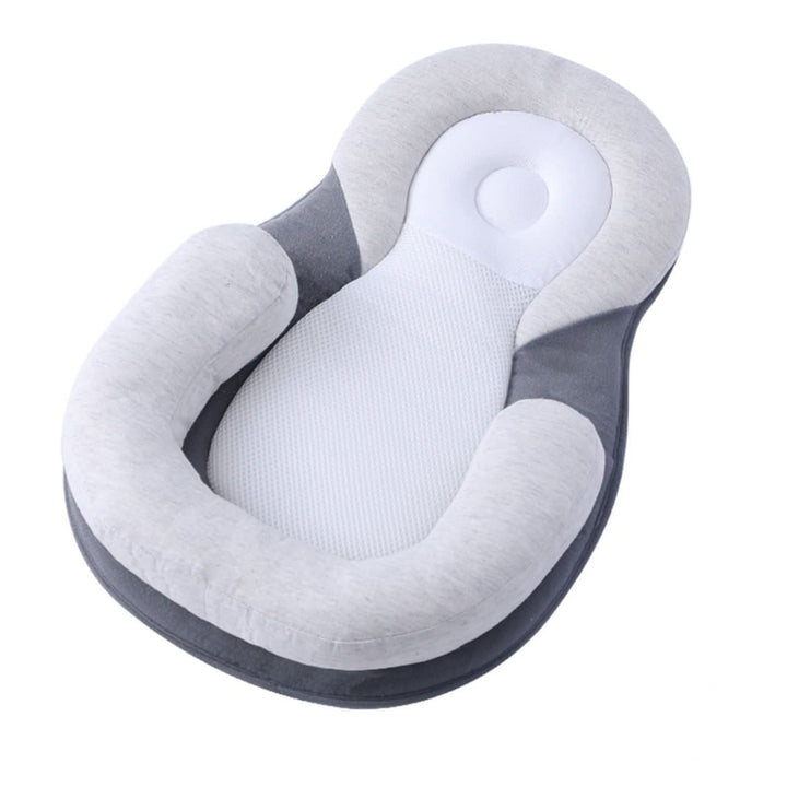 Grå och vit ortopedisk spädbarnskudde med ergonomisk design och ventilerande nättyg