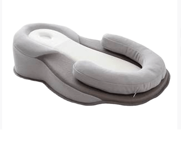 Ortopedisk spädbarnskudde som ger ergonomiskt sovstöd för nyfödda