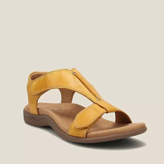 Bekväma slip-on damsandaler med ortopediskt fotstöd och stilren kilklack. Idealiska fritidsskor och vardagsskor.