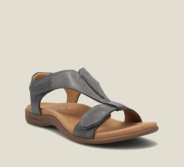 Fashionabla damsandaler med elegant kilklack som erbjuder ortopedisk komfort och stöd. Perfekta sommarskor.