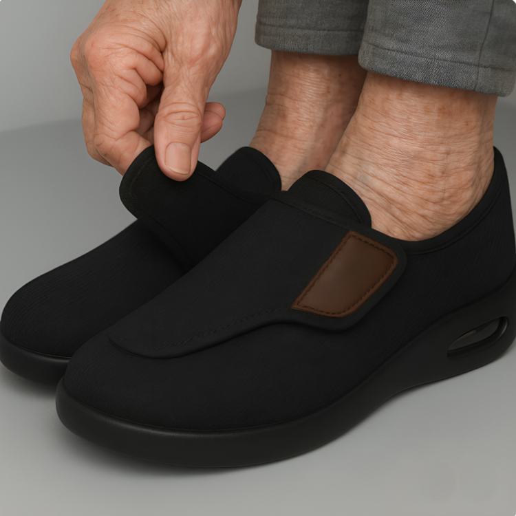Äldre person som drar i kardborrebandet på en svart diabetessko