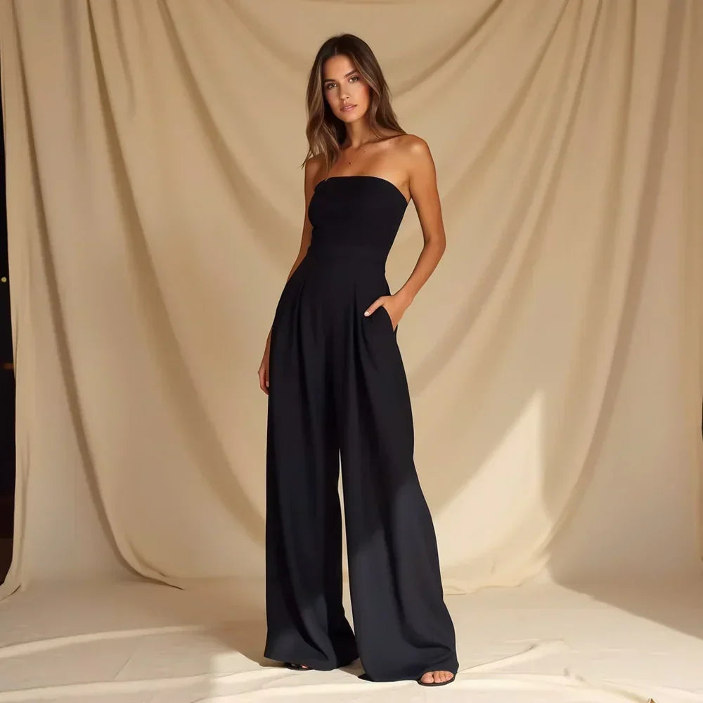 Kvinna som poserar i svart Florence jumpsuit med vida ben