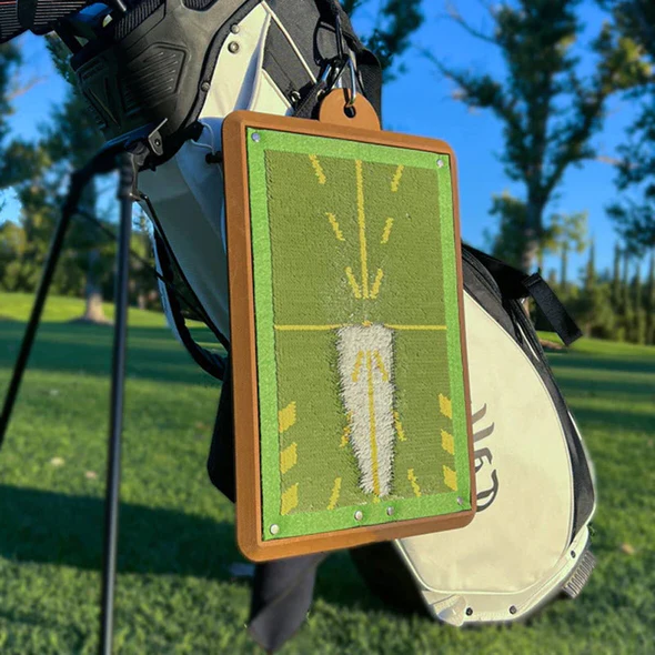 Golfträningsmatta fastsatt på en golfbag med karbinhake