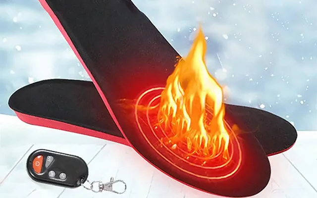 Batteridrivna varma skoinlägg som visar laddningskabel och fjärrkontroll