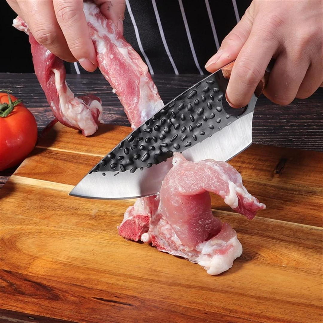 Händer som skär köttben med vass japansk kockkniv