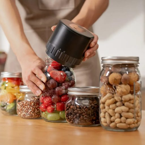 Elektrisk vakuumförslutare för mason jar som visar hur burken försluts för matförvaring