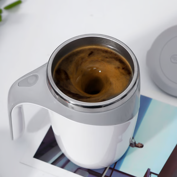 Självrörande kaffekopp med magnetisk funktion för enkel omblandning