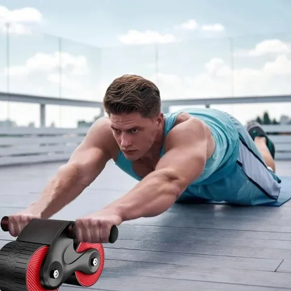 Abdominal träningshjul med mobilhållare för effektiv hemmaträning av core och magmuskler.