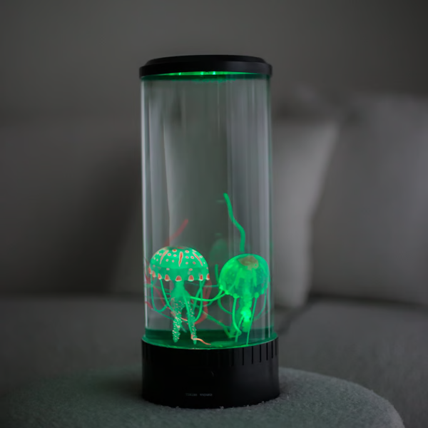 Närbild på en manetlampa med grönt LED-sken och simmande maneter