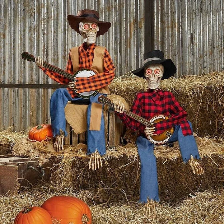 Skrämmande halloweendekoration i form av skelett med banjo, perfekt för spökhus