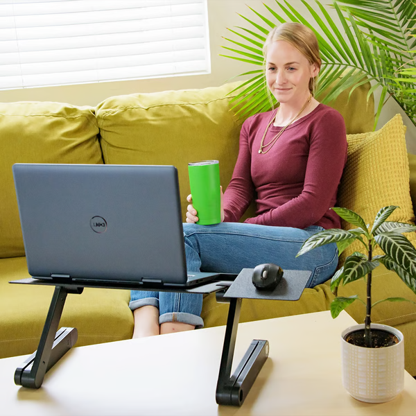 Snyggt svart laptop ställ med grön termos