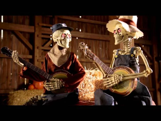 Stående animatronic skelett med musikinstrument för kuslig stämning på halloweenfest
