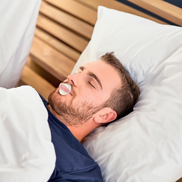 Man som sover gott med anti-snarkningsapparat