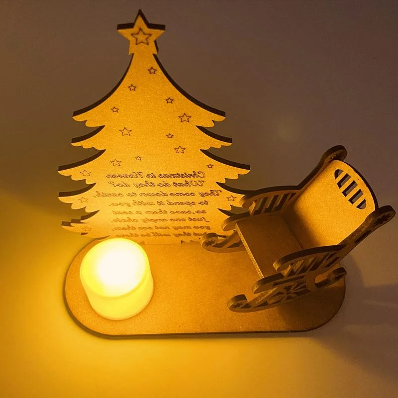 Julminnesornament i trä med ljusstake och julgransdesign