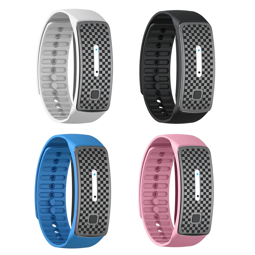 Närbild på det svarta myggavvisande armbandets urtavla och design