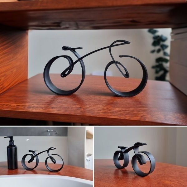 Minimalistisk cykelskulptur i svart trådram på trähylla
