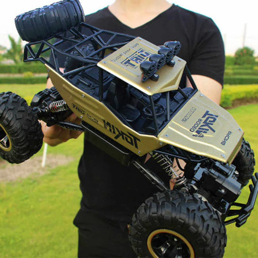 Fjärrstyrd monstertruck i skala 1:12 med kraftiga däck för terräng