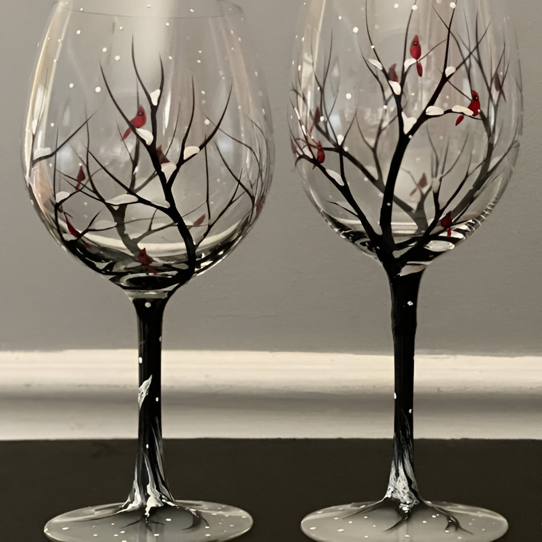 Konstglas vinglas med detaljrikt målat vinterträd och snödetaljer