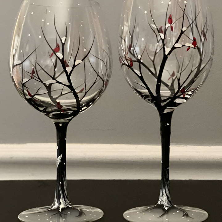 Konstglas vinglas med detaljrikt målat vinterträd och snödetaljer