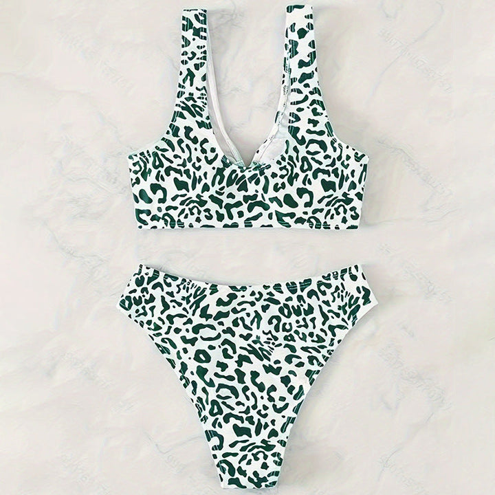 Trendig triangelbikini för kvinnor med asymmetri och modern ringdetalj. Bekväma badkläder för sommarens alla äventyr.