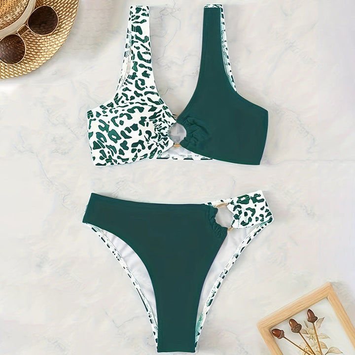 Elegant påfågelgrön dambikini med justerbar triangeltopp och chic ringdetalj. Perfekt för strandmode.