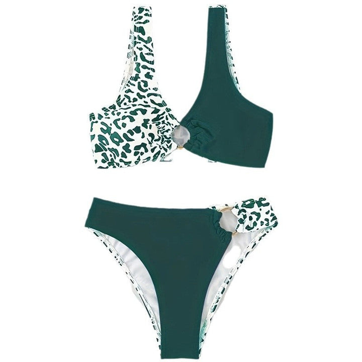 Kvinnors triangelbikini i påfågelgrönt med asymmetrisk design. Inkluderar modern ringdetalj, idealisk för bad & sol.